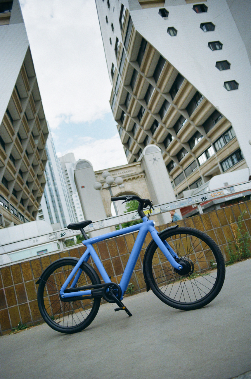 Kunde mit Premiumrad im Alltag